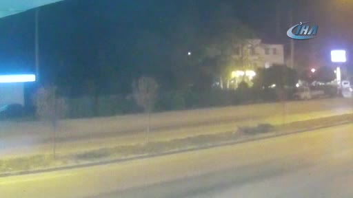 Bursa'da otomobil köftecinin bahçesine uçtu