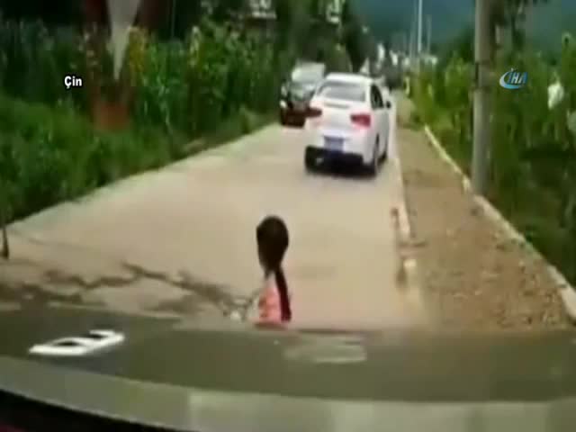 Küçük kızın ölümden döndüğü anlar kamerada