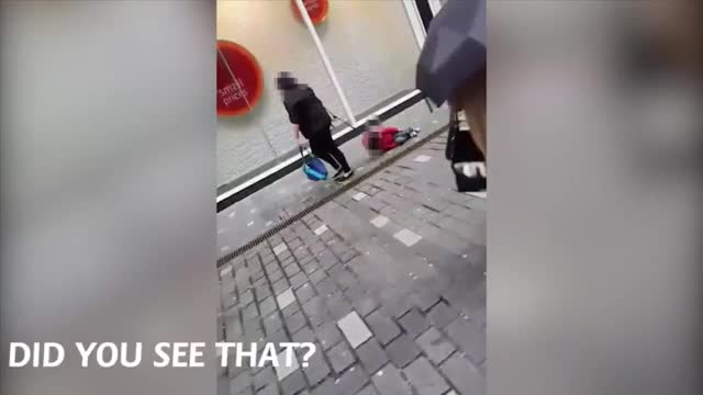 Bakışlara aldırmadı! Çocuğunu yerde sürükledi
