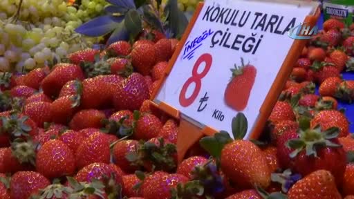 Bursa'da ekim ayında pazarda tarla çileği