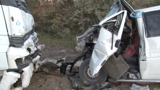 Bursa'da kamyon ile minibüs kafa kafaya çarpıştı: 1 ölü