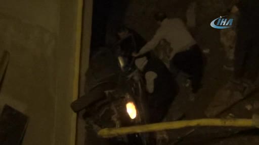 Bursa'da otomobil alt geçit inşaatına uçtu: 4 yaralı