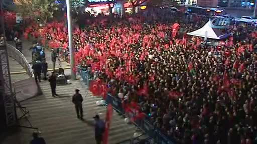 Şarkıcı Edis, Bursa'da binlerce kişiyi coşturdu