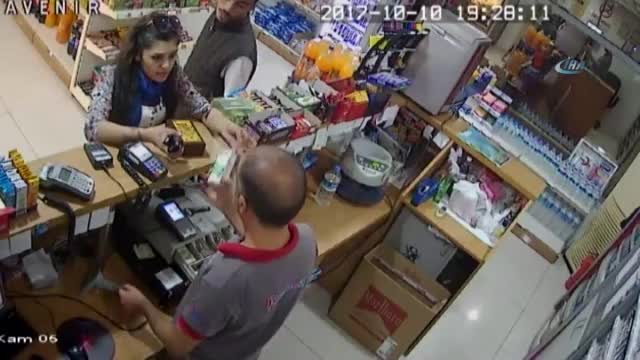 Sevgilisi kasiyeri oyalarken sadaka kutusunu çaldı