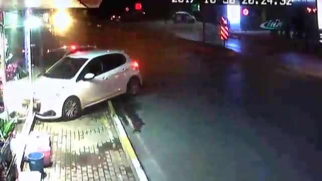 İstanbul Pendik'te iki aracın çarpıştığı kamerada