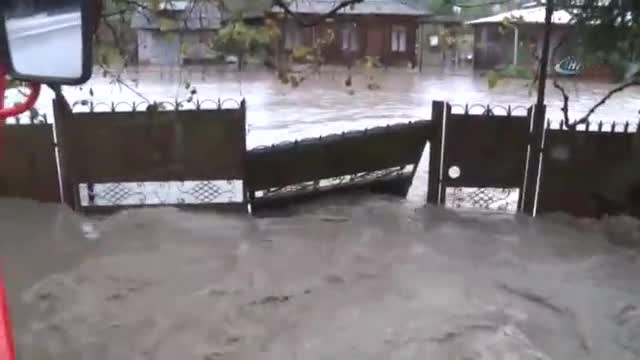 Nehir taştı, Başbakan kurtarma çalışmalarına katıldı
