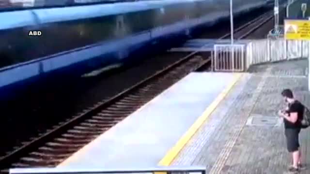 Trenin çarptığı genç kız metrelerce uçtu
