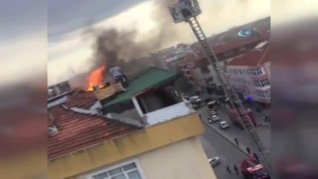 Elindeki bezle yangına müdahale etti!