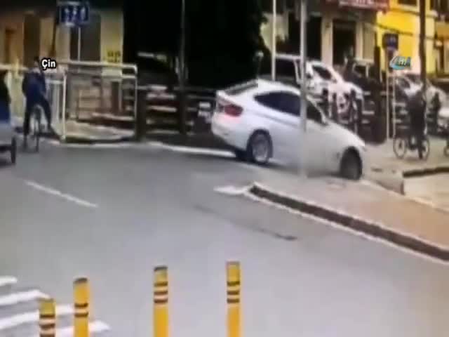Otomobilin altında can verdi