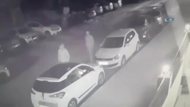 Arabaların aynalarını söken hırsızlar kamerada
