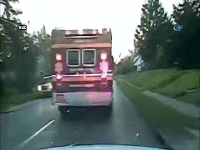 İçinde hasta olan ambulansı çaldı