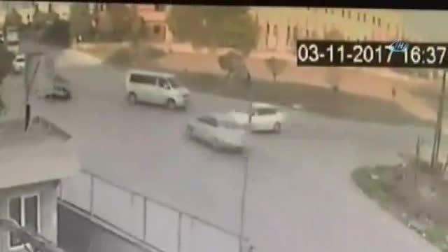 Üç aracın birbirine girdiği kaza kamerada