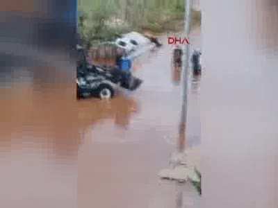 Mersin'de şiddetli yağış! Dereler taştı, araçlar sürüklendi
