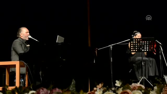 Fatih Erkoç Bursa'da konser verdi