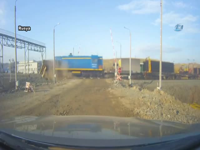 Tren kamyonete böyle çarptı