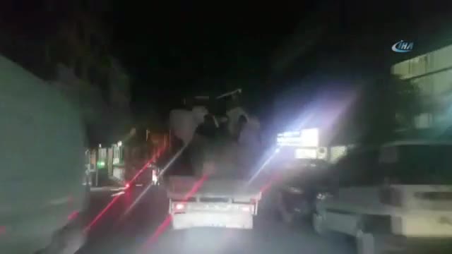 Kamyonet kasasında tehlikeli yolculuk!