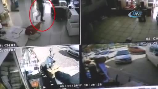 'Şişme kadın' çıkınca görevlinin telefonunu gasp edip kaçtı