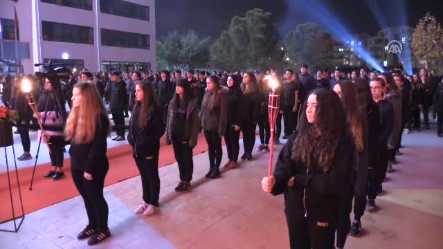 Bursa'da öğrencilerden "Ata'ya Saygı Nöbeti"