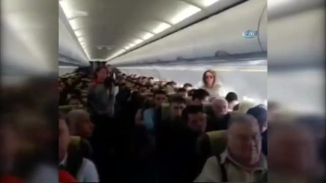 Uçakta yolculardan Ata'ya saygı duruşu
