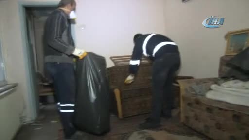 Bursa Yeşil Türbe yanındaki evden 2 kamyon çöp çıktı