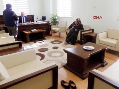 Vali yardımcısının odasında 'halı kirlenmesin' diye ayakkabılarını çıkardı