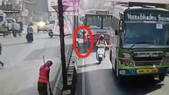 Dikkatsiz sürücü can aldı