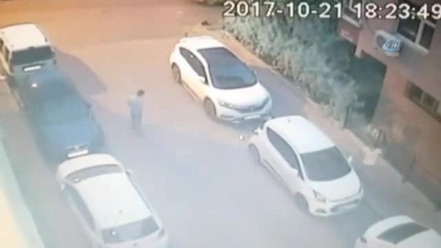 Çevredekilere aldırmadan lastiği çaldılar