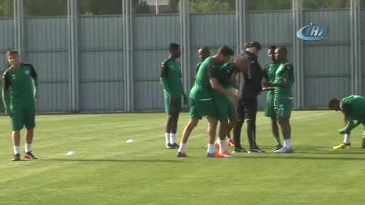 Bursaspor Teknik Direktörü Le Guen: "Titi ve Agu büyük eksiklik"