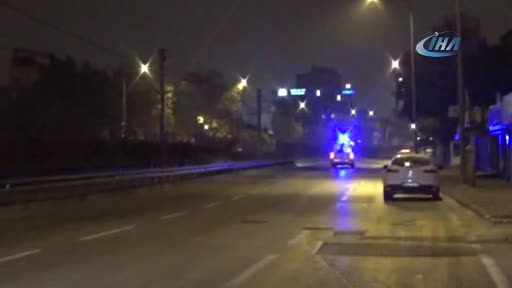 Bursa'da kontrolden çıkan araç bariyerlere çarptı: 2 yaralı