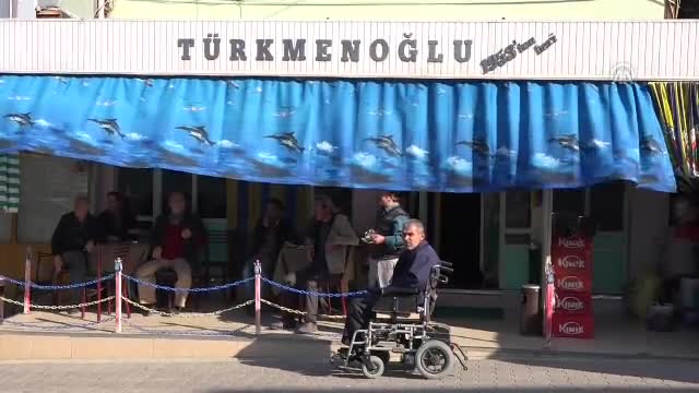 Bursa'da bu kahvehaneye gelenler "şakayla" karşılanıyor