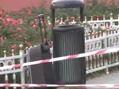 Kadın bomba uzmanı şüpheli valize müdahale etti