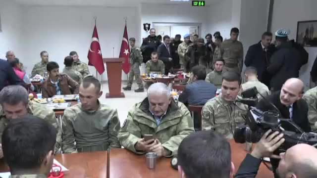 Başbakan Yıldırım askerlerle bir araya geldi