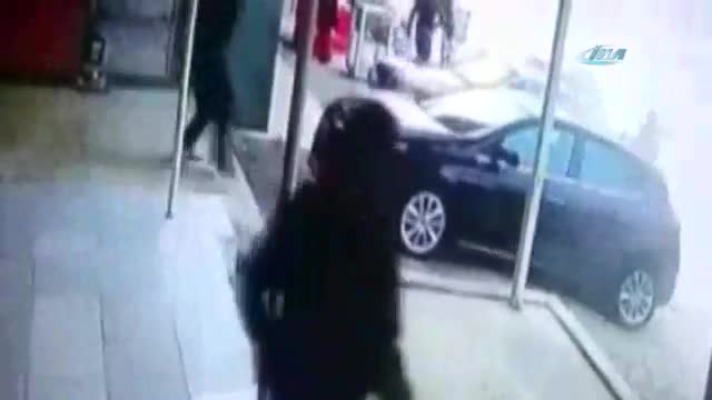 Freni boşalan kamyon, mahalleyi savaş alanına çevirdi
