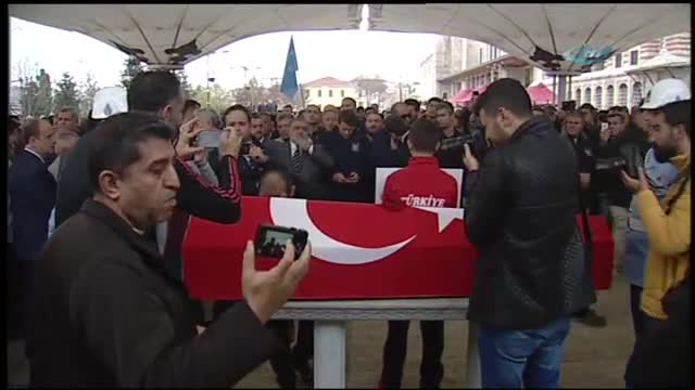 Ezeli rakibi Naim Süleymanoğlu'nun tabutunu öptü