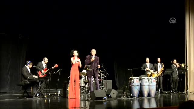 Ayhan Sicimoğlu ve Latin All Stars Orkestrası Bursa'da konser verdi