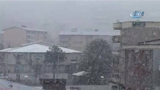 Hakkari'de lapa lapa kar yağışı!