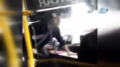 Otobüs şoförü yolculara bıçak çekti