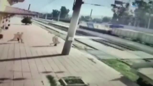 Korkunç kaza kamerada! Küçük çocuk trenin altında can verdi