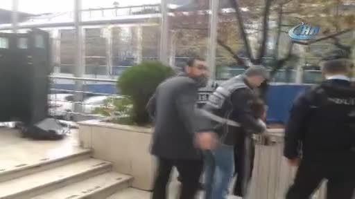 Bursa'da yolda bulduğu kimlik ve ehliyet ile dolandırmadığı kalmadı