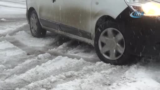 Yolları kar kapladı, araçlar yolda kaldı!