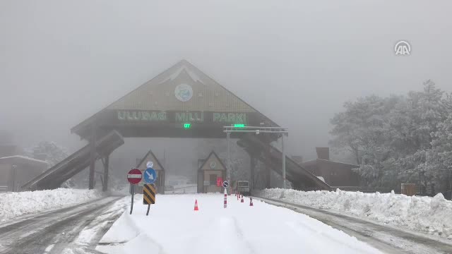 Bursa Uludağ'da kar kalınlığı yaklaşık 1 metreye ulaştı araçlar yolda kaldı