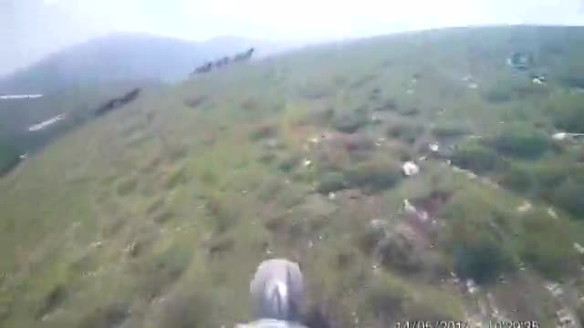Dağda karşısına çıkan yılkı atlarıyla yarıştı
