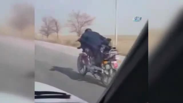 Motosiklet üzerinde yapmadığı kalmadı