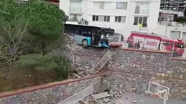 İstanbul'da halk otobüsü istinat duvarına çarptı!