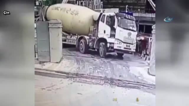 Beton mikseri aşağı uçtu