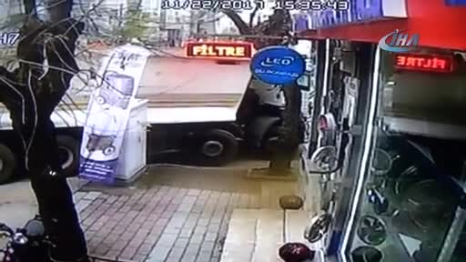 Bursa'da hafriyat kamyonu yarım asırlık ağacı böyle devirdi