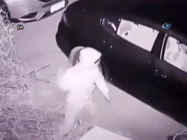 Hırsızın attığı taş başını yardı