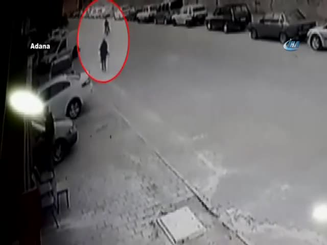 Motosikletli kapkaççı kamerada