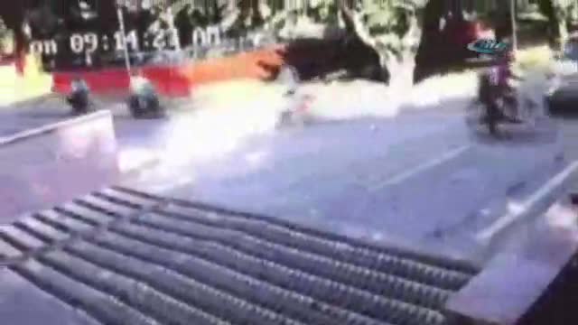 Bisikletten kaçtı, ciple çarpıştı