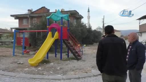 Parkta oynarken can verdi